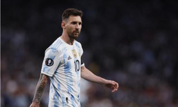 做朋友更长久，但我想牵起你的手。